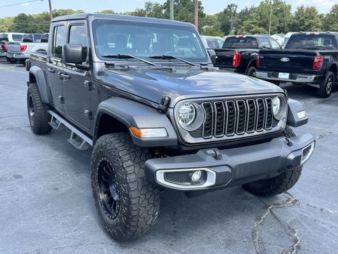 Used 2025 Jeep Gladiator Sport AWD/4WD image 4