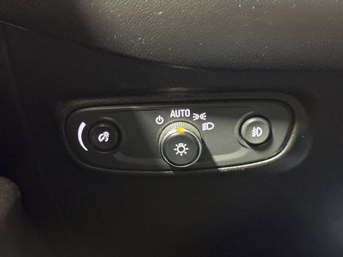 Used 2021 Chevrolet Equinox LT w/ Driver Convenience Package FWD image 18
