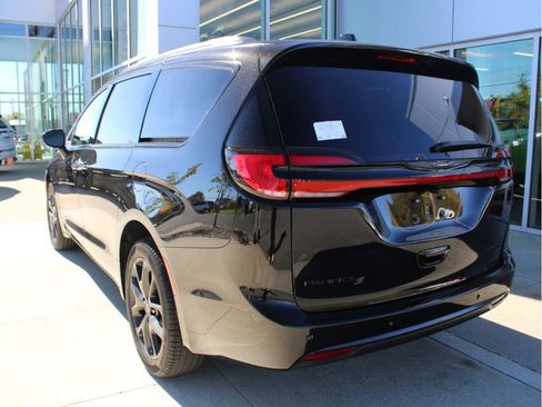 New 2026 Chrysler Pacifica Limited w/ S Appearance Package image 7