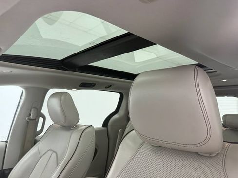 Used 2020 Chrysler Pacifica Limited FWD image 26