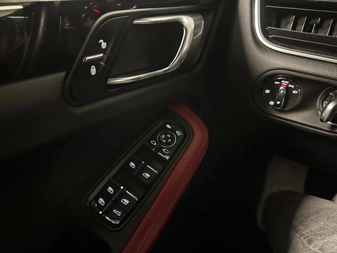 Used 2018 Porsche Macan image 34