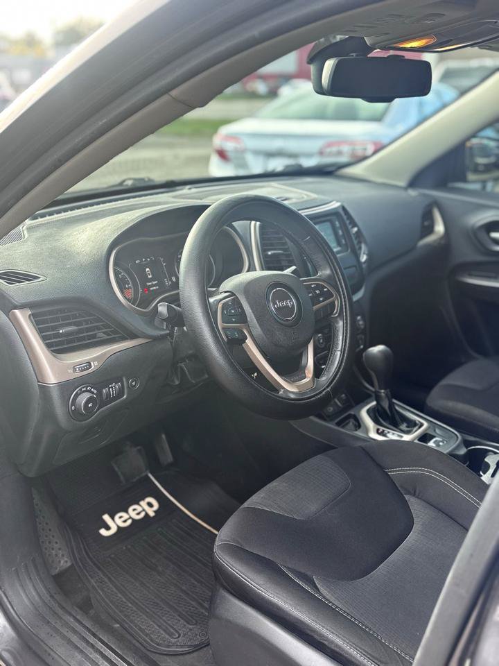 Used 2015 Jeep Cherokee Latitude w/ Comfort/Convenience Group FWD image 5