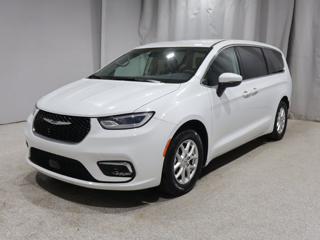 Used 2023 Chrysler Pacifica Touring-L FWD image 6
