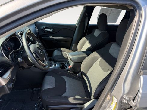 Used 2016 Jeep Cherokee Sport FWD image 10