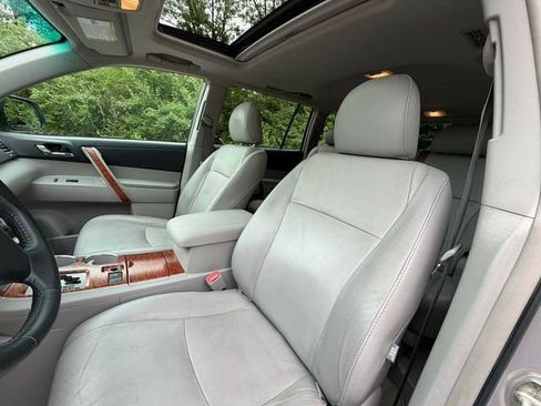 Used 2010 Toyota Highlander Limited FWD image 14