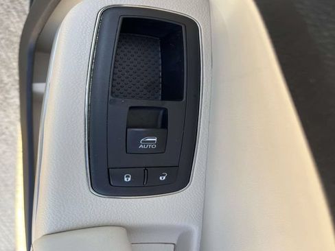 Used 2019 Chrysler 300 Touring w/ Driver Convenience Group RWD image 16