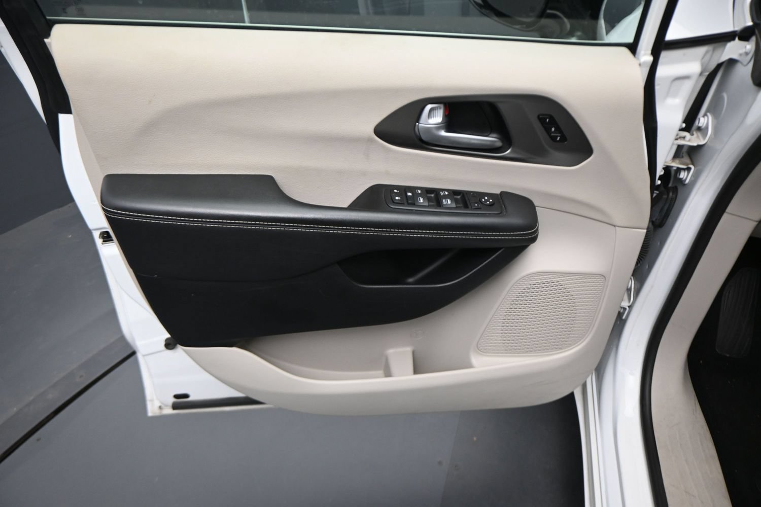 Used 2024 Chrysler Pacifica Touring-L FWD image 2