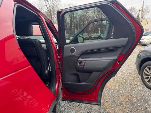 Used 2017 Land Rover Discovery SE image 25