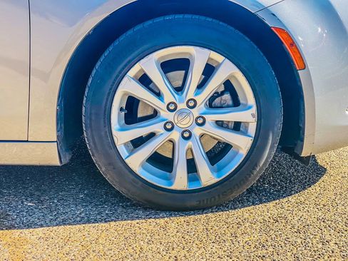 Used 2016 Chrysler 200 Limited image 9