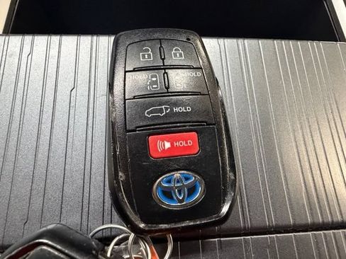 Used 2022 Toyota Sienna XLE FWD image 39