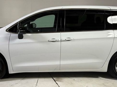 New 2026 Chrysler Voyager LX image 4