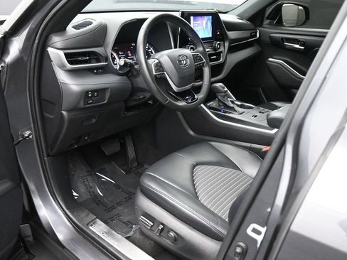 Used 2023 Toyota Highlander XSE FWD image 2