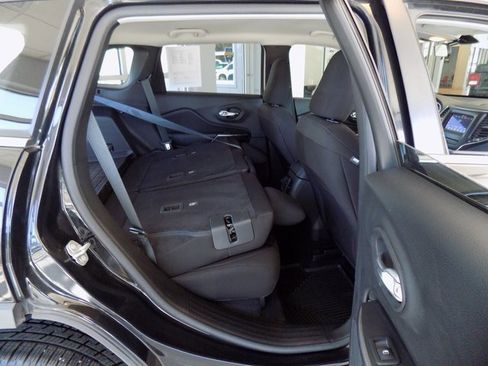 Used 2019 Jeep Cherokee Latitude w/ Popular Appearance Group image 23