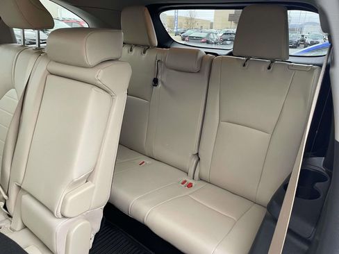 Used 2020 Toyota Highlander XLE image 3