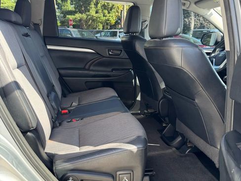 Used 2014 Toyota Highlander LE image 14