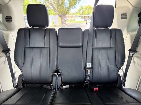 Used 2015 Chrysler Town & Country Touring image 12