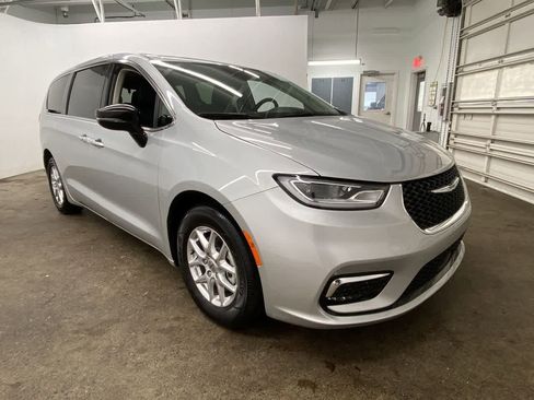 Used 2024 Chrysler Pacifica Touring-L image 8