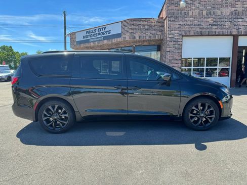 Used 2020 Chrysler Pacifica Touring-L Plus w/ Advanced Safetytec Group FWD image 19