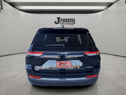 Used 2024 Jeep Grand Cherokee Laredo AWD/4WD image 2