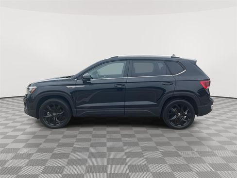Used 2022 Volkswagen Taos SE w/ Panoramic Sunroof Package AWD/4WD image 8