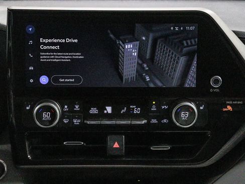 Used 2023 Toyota Highlander XLE FWD image 16