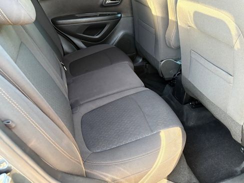 Used 2022 Chevrolet Trax LS w/ Tint and Cruise Package image 31