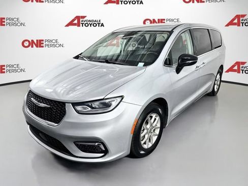 Used 2024 Chrysler Pacifica Touring-L FWD image 3