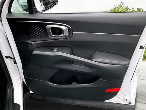 Certified 2025 Kia Sorento S w/ Panoramic Sunroof Package image 23