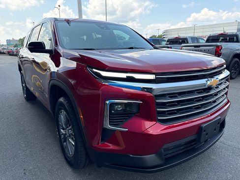 Used 2024 Chevrolet Traverse LT FWD image 4