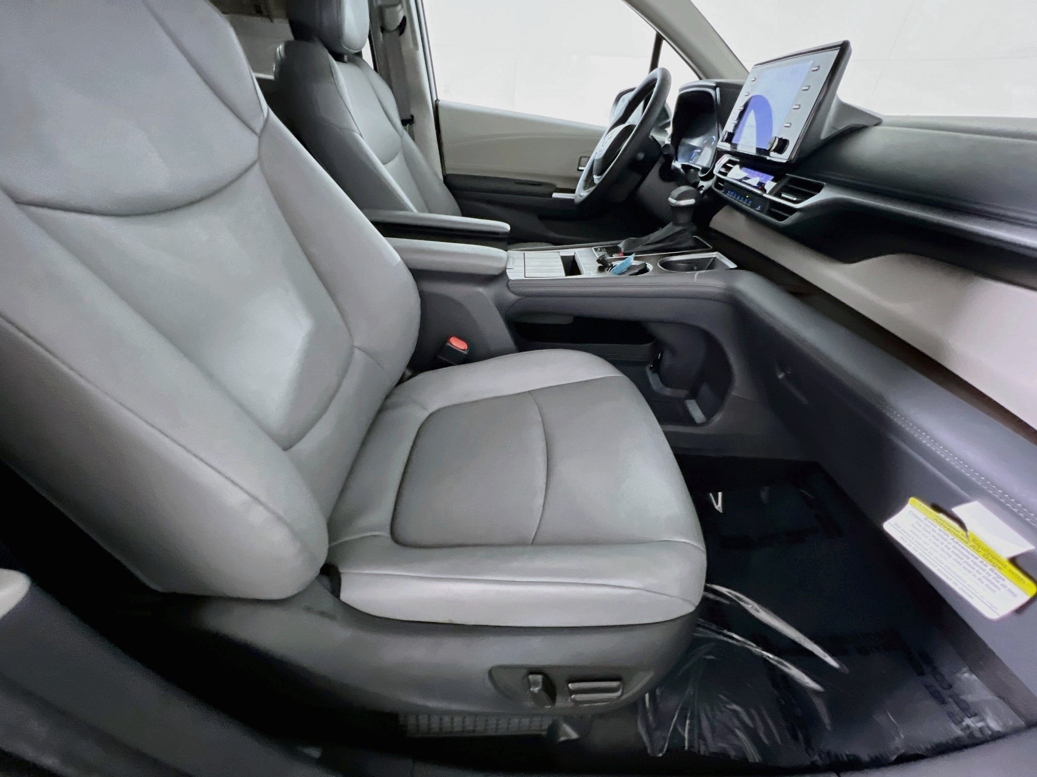 Used 2024 Toyota Sienna XLE FWD image 31