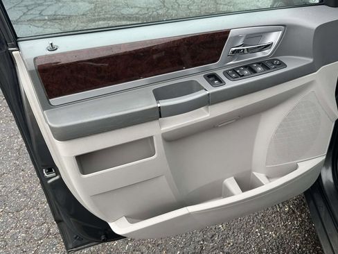 Used 2010 Chrysler Town & Country Touring FWD image 17