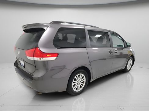 Used 2014 Toyota Sienna XLE w/ Entertainment Package FWD image 6