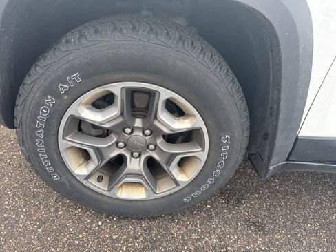 Used 2019 Jeep Cherokee Trailhawk w/ Cold Weather Group image 8