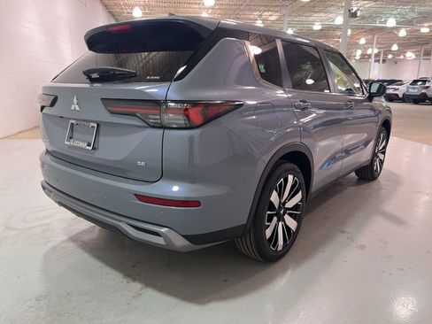 New 2025 Mitsubishi Outlander SE image 3