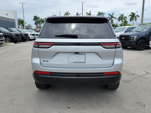 Used 2023 Jeep Grand Cherokee Altitude AWD/4WD image 6