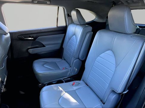 Used 2024 Toyota Highlander XLE AWD/4WD image 18