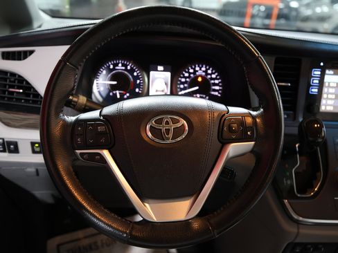 Used 2017 Toyota Sienna XLE image 11