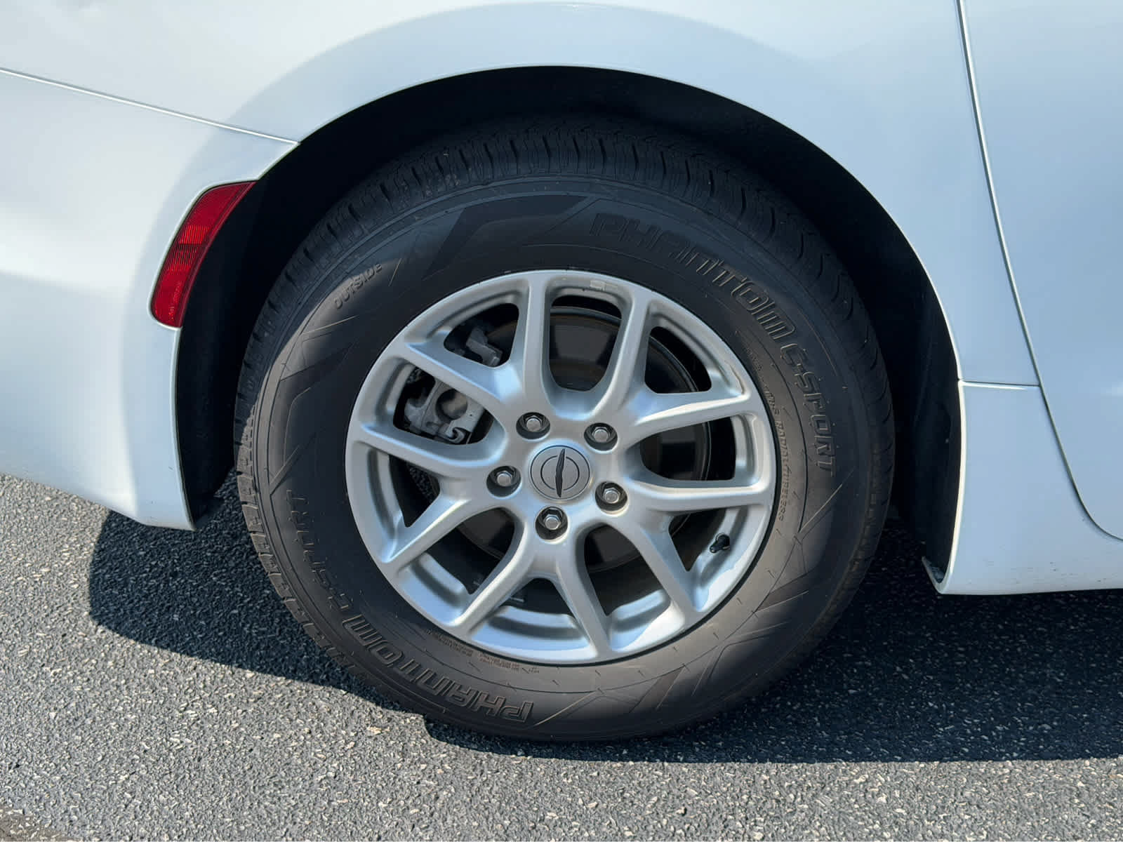 Used 2024 Chrysler Pacifica Touring-L FWD image 11