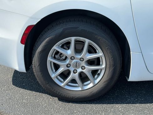 Used 2024 Chrysler Pacifica Touring-L FWD image 11
