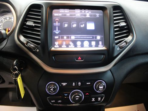 Used 2017 Jeep Cherokee Latitude image 28