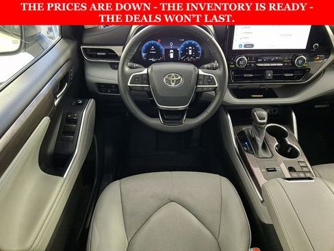 Used 2023 Toyota Highlander Limited FWD image 13