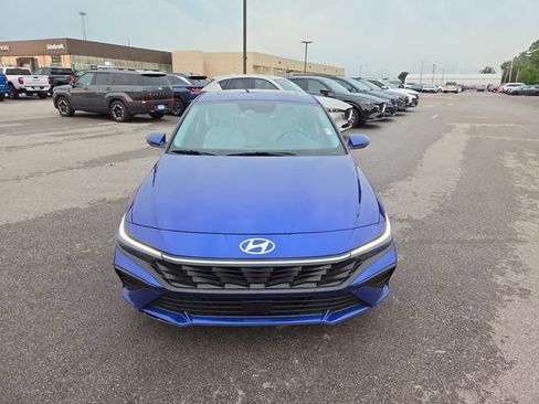 Certified 2025 Hyundai Elantra Limited FWD image 3