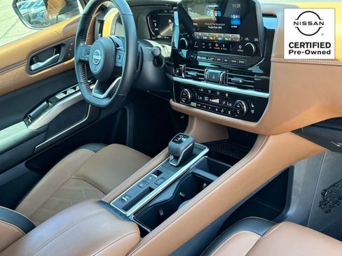 Certified 2025 Nissan Pathfinder Platinum FWD image 9