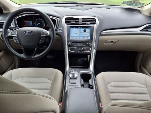 Used 2017 Ford Fusion SE w/ Fusion SE Technology Package FWD image 8
