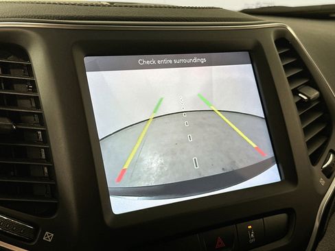 Used 2022 Jeep Cherokee Latitude Lux w/ Sun & Sound Group image 13