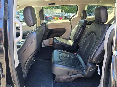 Used 2018 Chrysler Pacifica Touring-L w/ Premium Audio Group FWD image 9