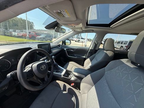 Used 2021 Toyota RAV4 XLE w/ Convenience Package FWD image 20