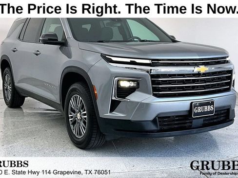 Used 2024 Chevrolet Traverse LT FWD image 1