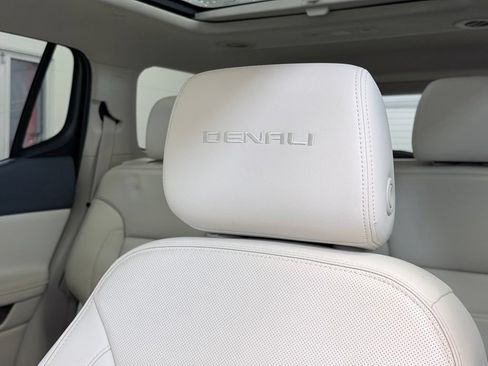 Used 2022 GMC Acadia Denali w/ Denali Ultimate Package FWD image 19