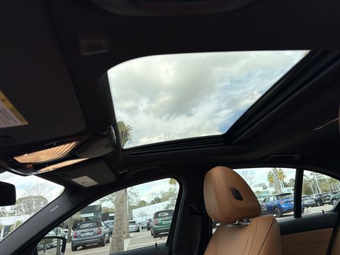 Used 2021 BMW 330i Sedan w/ M Sport Package image 28